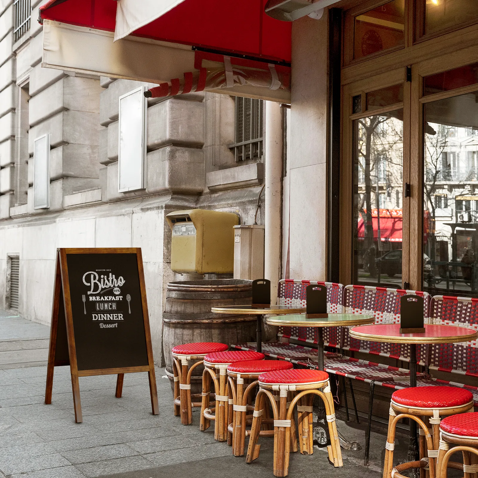 Potykacz kredowy przed bistro z czerwonymi markizami