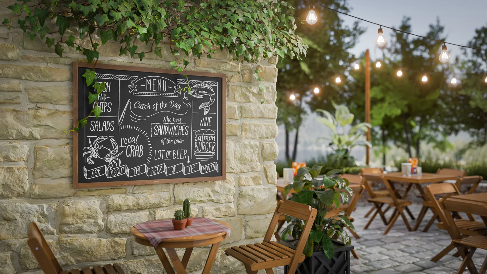 Tablica kredowa w ramie na kamiennym murze ogródka restauracji